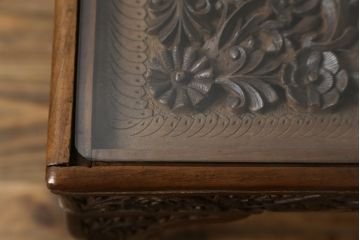 中古　高級　海外輸入家具　凝った脚のつくりが目を引く彫刻入りサイドテーブル(ローテーブル、センターテーブル)(R-061481)