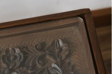 中古　高級　海外輸入家具　凝った脚のつくりが目を引く彫刻入りサイドテーブル(ローテーブル、センターテーブル)(R-061481)