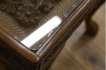 中古　高級　海外輸入家具　凝った脚のつくりが目を引く彫刻入りサイドテーブル(ローテーブル、センターテーブル)(R-061481)