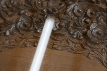 中古　高級　海外輸入家具　凝った脚のつくりが目を引く彫刻入りサイドテーブル(ローテーブル、センターテーブル)(R-061481)
