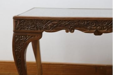 中古　高級　海外輸入家具　凝った脚のつくりが目を引く彫刻入りサイドテーブル(ローテーブル、センターテーブル)(R-061481)