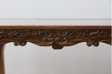 中古　高級　海外輸入家具　凝った脚のつくりが目を引く彫刻入りサイドテーブル(ローテーブル、センターテーブル)(R-061481)