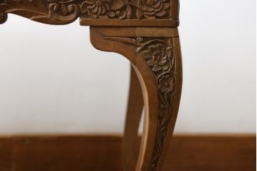 中古　高級　海外輸入家具　凝った脚のつくりが目を引く彫刻入りサイドテーブル(ローテーブル、センターテーブル)(R-061481)