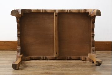 中古　高級　海外輸入家具　凝った脚のつくりが目を引く彫刻入りサイドテーブル(ローテーブル、センターテーブル)(R-061481)