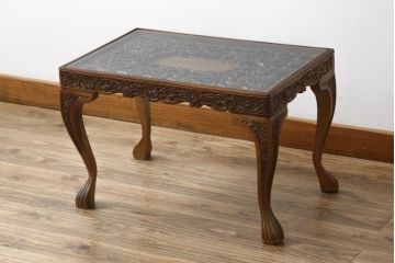 中古　高級　海外輸入家具　凝った脚のつくりが目を引く彫刻入りサイドテーブル(ローテーブル、センターテーブル)(R-061482)