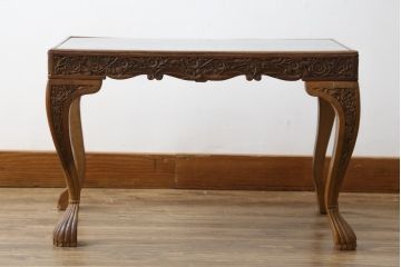 中古　高級　海外輸入家具　凝った脚のつくりが目を引く彫刻入りサイドテーブル(ローテーブル、センターテーブル)(R-061482)