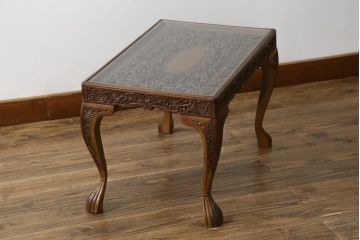 中古　高級　海外輸入家具　凝った脚のつくりが目を引く彫刻入りサイドテーブル(ローテーブル、センターテーブル)(R-061482)