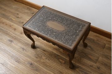 中古　高級　海外輸入家具　凝った脚のつくりが目を引く彫刻入りサイドテーブル(ローテーブル、センターテーブル)(R-061482)