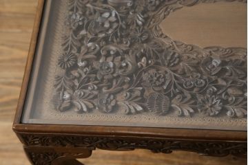 中古　高級　海外輸入家具　凝った脚のつくりが目を引く彫刻入りサイドテーブル(ローテーブル、センターテーブル)(R-061482)