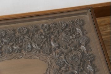中古　高級　海外輸入家具　凝った脚のつくりが目を引く彫刻入りサイドテーブル(ローテーブル、センターテーブル)(R-061482)
