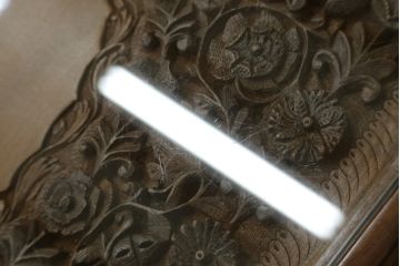 中古　高級　海外輸入家具　凝った脚のつくりが目を引く彫刻入りサイドテーブル(ローテーブル、センターテーブル)(R-061482)