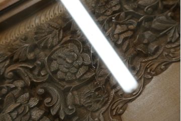 中古　高級　海外輸入家具　凝った脚のつくりが目を引く彫刻入りサイドテーブル(ローテーブル、センターテーブル)(R-061482)