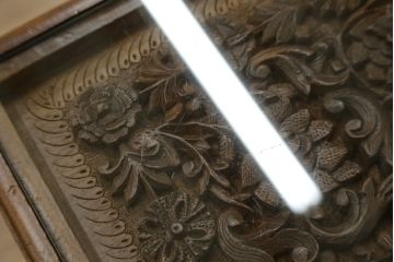 中古　高級　海外輸入家具　凝った脚のつくりが目を引く彫刻入りサイドテーブル(ローテーブル、センターテーブル)(R-061482)