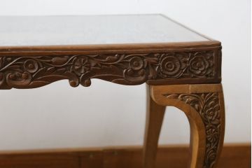 中古　高級　海外輸入家具　凝った脚のつくりが目を引く彫刻入りサイドテーブル(ローテーブル、センターテーブル)(R-061482)