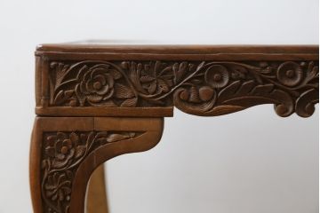 中古　高級　海外輸入家具　凝った脚のつくりが目を引く彫刻入りサイドテーブル(ローテーブル、センターテーブル)(R-061482)