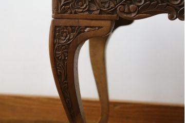 中古　高級　海外輸入家具　凝った脚のつくりが目を引く彫刻入りサイドテーブル(ローテーブル、センターテーブル)(R-061482)