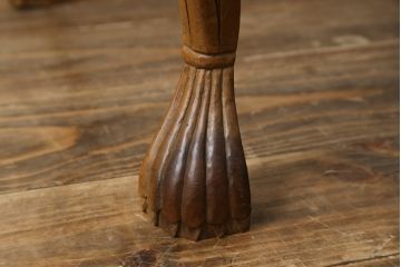 中古　高級　海外輸入家具　凝った脚のつくりが目を引く彫刻入りサイドテーブル(ローテーブル、センターテーブル)(R-061482)