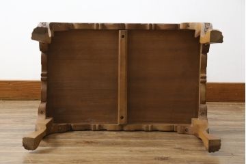 中古　高級　海外輸入家具　凝った脚のつくりが目を引く彫刻入りサイドテーブル(ローテーブル、センターテーブル)(R-061482)