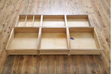 中古　横浜クラシック家具　ノックオンウッド(knockonwood)　Hand Made　上品なデザインが美しいカップボード(食器棚、飾り棚、戸棚、収納棚、キャビネット)(R-061496)
