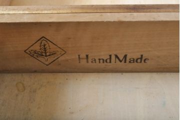 中古　横浜クラシック家具　ノックオンウッド(knockonwood)　Hand Made　上品なデザインが美しいカップボード(食器棚、飾り棚、戸棚、収納棚、キャビネット)(R-061496)