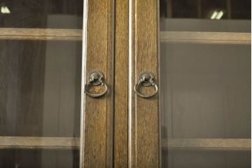 中古　横浜クラシック家具　ノックオンウッド(knockonwood)　Hand Made　上品なデザインが美しいカップボード(食器棚、飾り棚、戸棚、収納棚、キャビネット)(R-061496)
