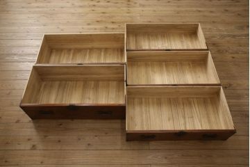 和製アンティーク　高級品　上手物　前面欅(ケヤキ)　五丁引き　細やかなデザインの金具が目を惹く庄内箪笥(時代箪笥、チェスト、引き出し、和タンス、衣装箪笥)(R-061501)