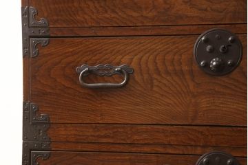 和製アンティーク　高級品　上手物　前面欅(ケヤキ)　五丁引き　細やかなデザインの金具が目を惹く庄内箪笥(時代箪笥、チェスト、引き出し、和タンス、衣装箪笥)(R-061501)