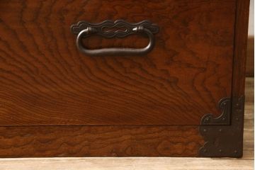 和製アンティーク　高級品　上手物　前面欅(ケヤキ)　五丁引き　細やかなデザインの金具が目を惹く庄内箪笥(時代箪笥、チェスト、引き出し、和タンス、衣装箪笥)(R-061501)