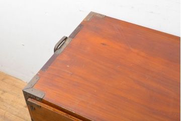 和製アンティーク　高級品　上手物　前面欅(ケヤキ)　細やかなデザインの金具が目を惹く庄内箪笥ローチェスト(時代箪笥、チェスト、引き出し、和タンス、衣装箪笥、ローボード)(R-061502)