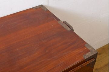 和製アンティーク　高級品　上手物　前面欅(ケヤキ)　細やかなデザインの金具が目を惹く庄内箪笥ローチェスト(時代箪笥、チェスト、引き出し、和タンス、衣装箪笥、ローボード)(R-061502)