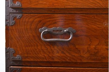 和製アンティーク　高級品　上手物　前面欅(ケヤキ)　細やかなデザインの金具が目を惹く庄内箪笥ローチェスト(時代箪笥、チェスト、引き出し、和タンス、衣装箪笥、ローボード)(R-061502)