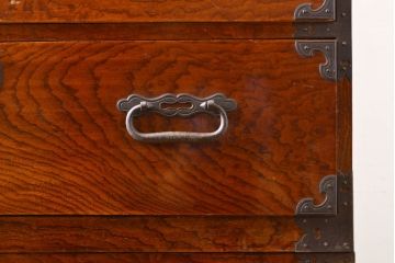 和製アンティーク　高級品　上手物　前面欅(ケヤキ)　細やかなデザインの金具が目を惹く庄内箪笥ローチェスト(時代箪笥、チェスト、引き出し、和タンス、衣装箪笥、ローボード)(R-061502)