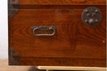 和製アンティーク　高級品　上手物　前面欅(ケヤキ)　細やかなデザインの金具が目を惹く庄内箪笥ローチェスト(時代箪笥、チェスト、引き出し、和タンス、衣装箪笥、ローボード)(R-061503)