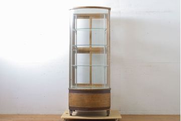 和製アンティーク　前面曲面ガラス(Rガラス)　レトロな雰囲気漂う縦型ガラスケース(ショーケース、飾り棚、陳列棚、収納棚)(R-061504)