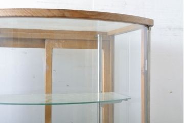 和製アンティーク　前面曲面ガラス(Rガラス)　レトロな雰囲気漂う縦型ガラスケース(ショーケース、飾り棚、陳列棚、収納棚)(R-061504)