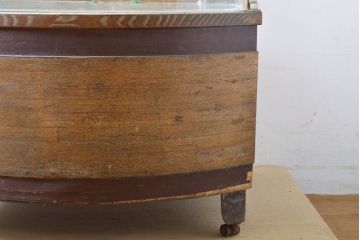 和製アンティーク　前面曲面ガラス(Rガラス)　レトロな雰囲気漂う縦型ガラスケース(ショーケース、飾り棚、陳列棚、収納棚)(R-061504)