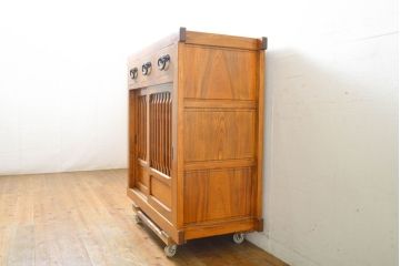 中古　民芸家具　超美品　展示品　ニレ材　品のある佇まいが美しい三尺水屋箪笥サイドボード(収納棚、戸棚、食器棚、キャビネット)(R-061511)