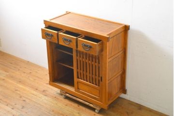 中古　民芸家具　超美品　展示品　ニレ材　品のある佇まいが美しい三尺水屋箪笥サイドボード(収納棚、戸棚、食器棚、キャビネット)(R-061511)