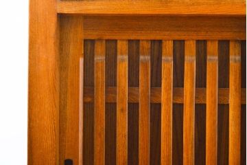 中古　民芸家具　超美品　展示品　ニレ材　品のある佇まいが美しい三尺水屋箪笥サイドボード(収納棚、戸棚、食器棚、キャビネット)(R-061511)