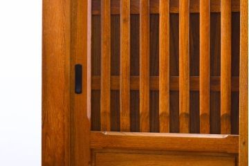 中古　民芸家具　超美品　展示品　ニレ材　品のある佇まいが美しい三尺水屋箪笥サイドボード(収納棚、戸棚、食器棚、キャビネット)(R-061511)