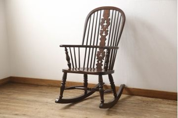 中古　美品　松本民芸家具　透かし彫りや挽き物加工など、細部まで凝ったつくりのW型ロッキングチェア(板座チェア、アームチェア)(R-061512)