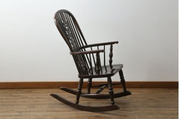 中古　美品　松本民芸家具　透かし彫りや挽き物加工など、細部まで凝ったつくりのW型ロッキングチェア(板座チェア、アームチェア)(R-061513)
