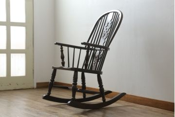 中古　美品　松本民芸家具　透かし彫りや挽き物加工など、細部まで凝ったつくりのW型ロッキングチェア(板座チェア、アームチェア)(R-061513)