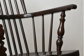 中古　美品　松本民芸家具　透かし彫りや挽き物加工など、細部まで凝ったつくりのW型ロッキングチェア(板座チェア、アームチェア)(R-061513)