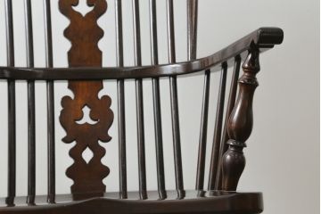 中古　美品　松本民芸家具　透かし彫りや挽き物加工など、細部まで凝ったつくりのW型ロッキングチェア(板座チェア、アームチェア)(R-061513)