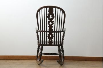 中古　美品　松本民芸家具　透かし彫りや挽き物加工など、細部まで凝ったつくりのW型ロッキングチェア(板座チェア、アームチェア)(R-061513)