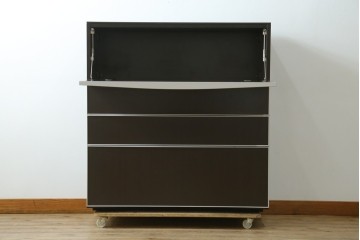 中古　美品　イタリア家具　arflex(アルフレックス)　COMPOSER(コンポーザー)　シンプルなデザインがお部屋に馴染みやすい!!フラップダウン扉収納付きチェスト　(R-061520)