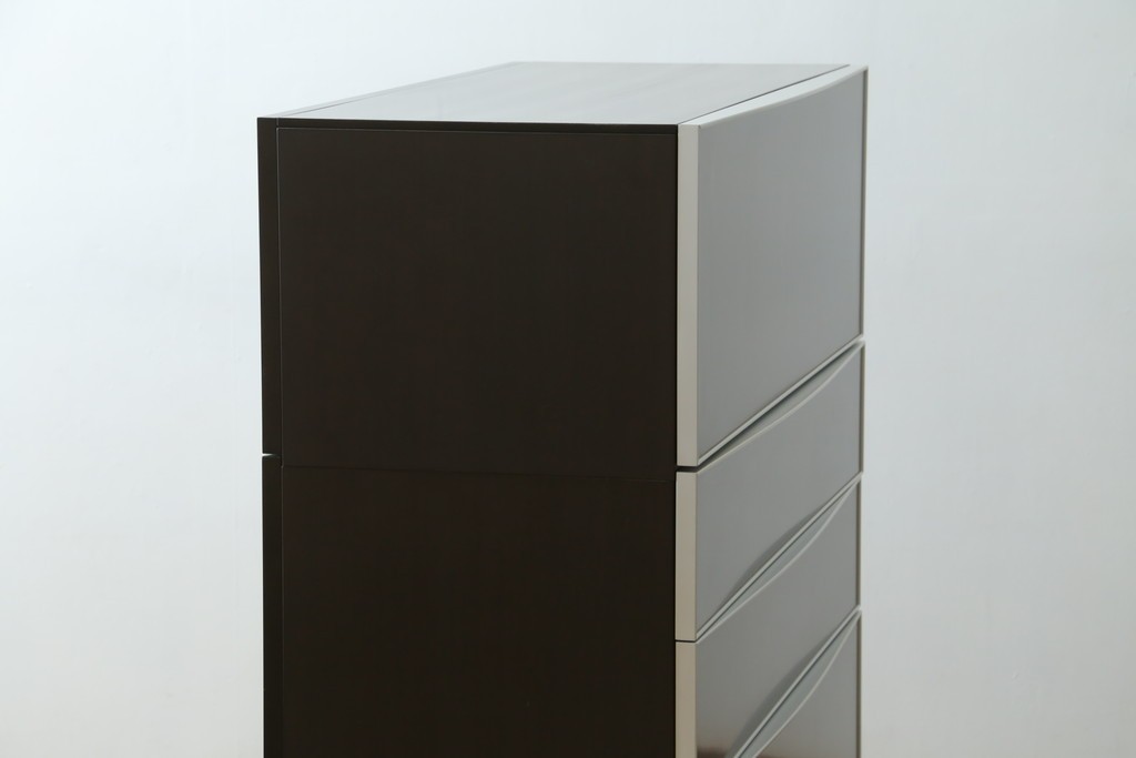 中古　美品　イタリア家具　arflex(アルフレックス)　COMPOSER(コンポーザー)　シンプルなデザインがお部屋に馴染みやすい!!フラップダウン扉収納付きチェスト　(R-061520)