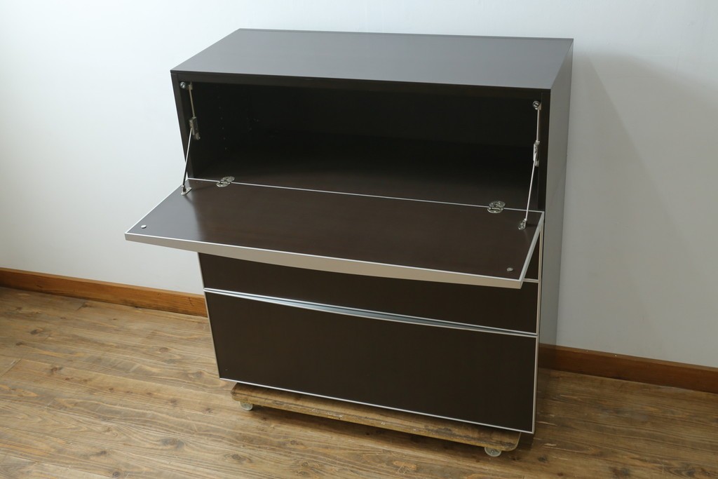 中古　美品　イタリア家具　arflex(アルフレックス)　COMPOSER(コンポーザー)　シンプルなデザインがお部屋に馴染みやすい!!フラップダウン扉収納付きチェスト　(R-061520)