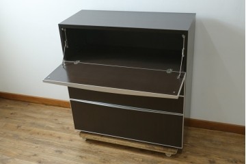 中古　美品　イタリア家具　arflex(アルフレックス)　COMPOSER(コンポーザー)　シンプルなデザインがお部屋に馴染みやすい!!フラップダウン扉収納付きチェスト　(R-061520)